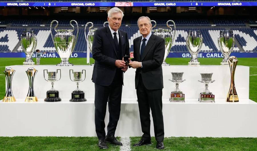 Președintele Florentino Perez, pozându-se alături de Carlo Ancelotti și cele 15 trofee câștigate cu antrenorul italian / Foto: X Real Madrid Rey Luka, Don Carlo y nada más!