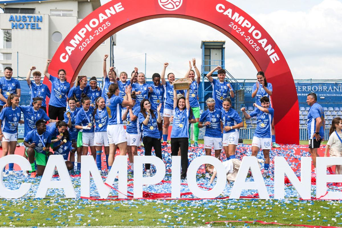Farul a primit trofeul de campioană! Imagini superbe de la Ovidiu: copiii au invadat terenul