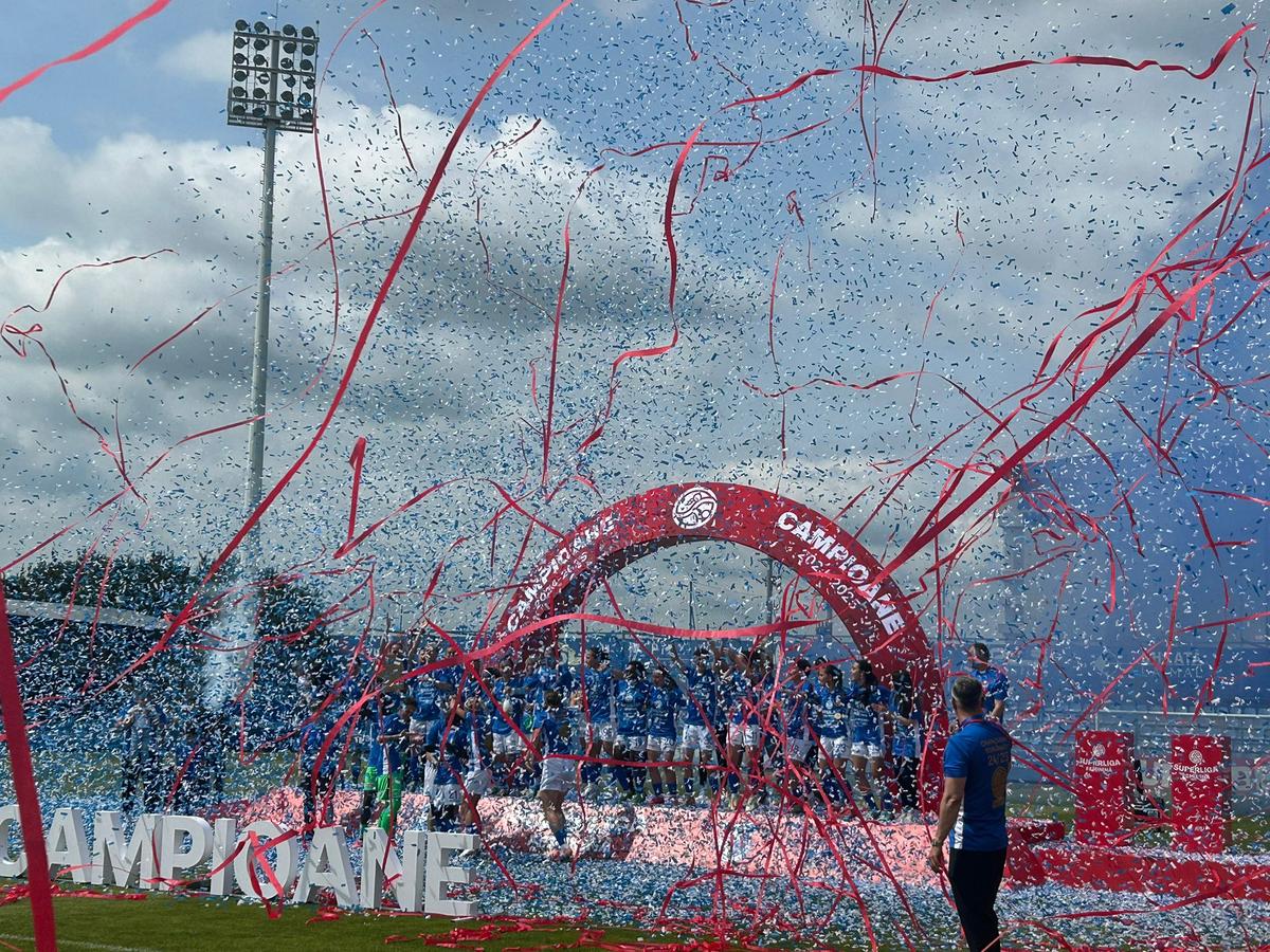 Farul a primit trofeul de campioană! Imagini superbe de la Ovidiu: copiii au invadat terenul