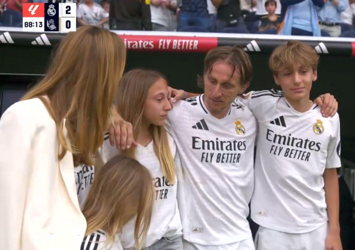 Copleșitor! S-au oprit în timpul meciului și au format garda de onoare pentru Luka Modric. Croatul, în lacrimi la ultimul lui meci pe „Bernabeu”