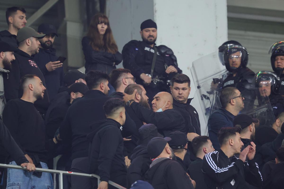 Conflict în peluza lui Dinamo la meciul cu Universitatea Craiova