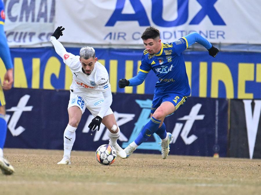 Andrei Dorobanțu, în duel cu Alex Mitriță // foto: Imago Dinamo intră la negocieri pentru 3 jucători din Superliga! Transferurile dorite de Kopic: unul este și în vederile lui Mircea Lucescu