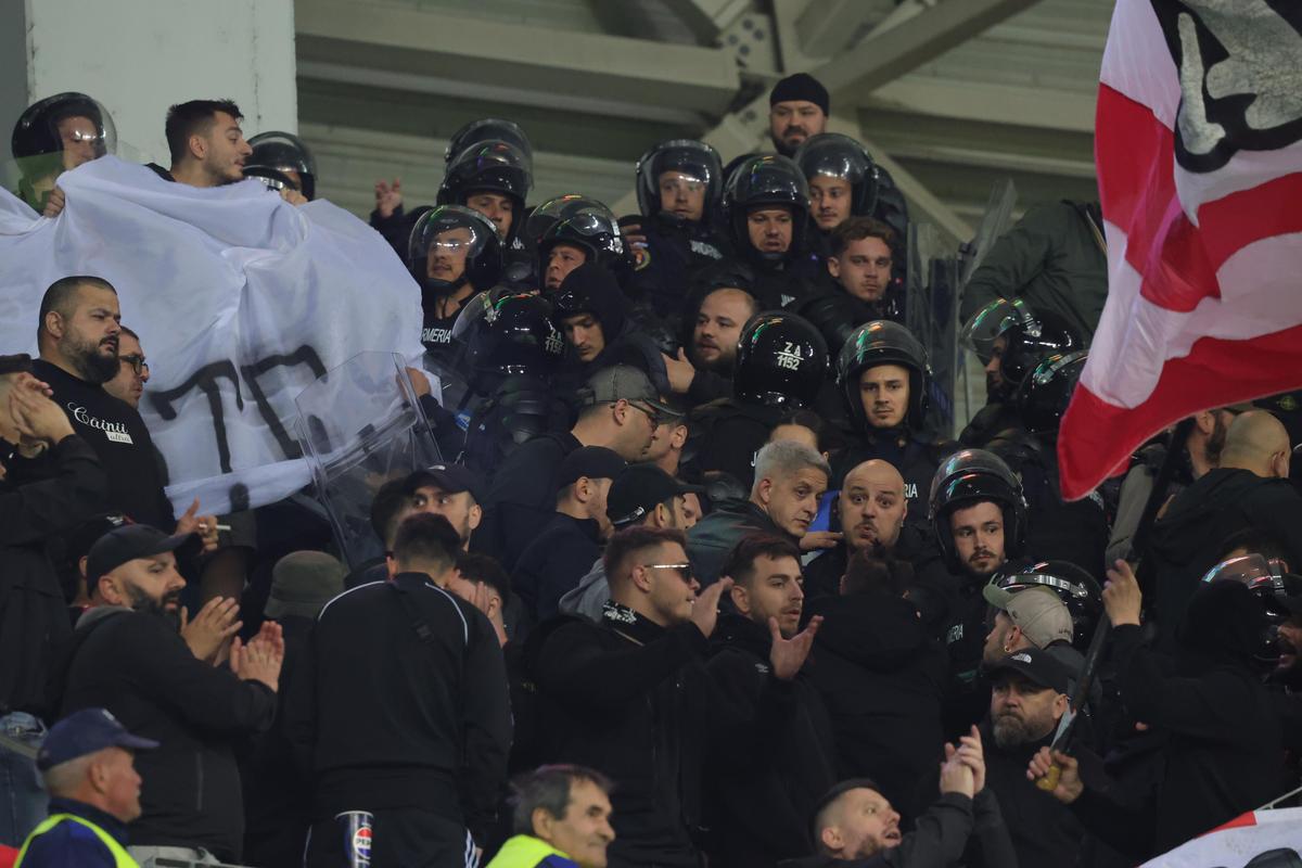Bătaie în tribune la Craiova - Dinamo! A fost nevoie de intervenția jandarmilor
