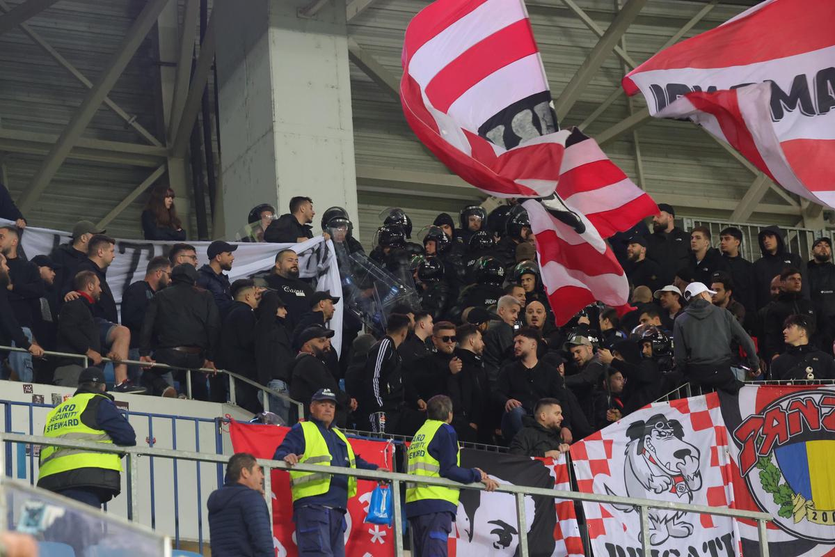 Conflict în peluza lui Dinamo la meciul cu Universitatea Craiova