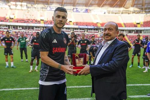 Alexandru Maxim, premiat pentru b orna atinsă la Gaziantep // foto: X @ GaziantepFK