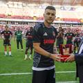 Alexandru Maxim, premiat de bașkanul clubului, după ce a devenit jucătorul cu cele mai multe meciuri la Gaziantep / Foto: X @ GaziantepFK