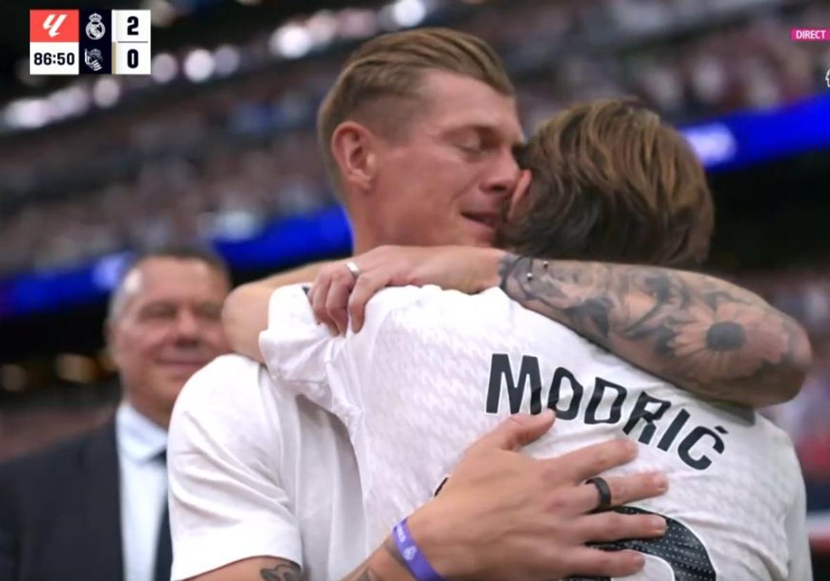 Copleșitor! S-au oprit în timpul meciului și au format garda de onoare pentru Luka Modric. Croatul, în lacrimi la ultimul lui meci pe „Bernabeu”