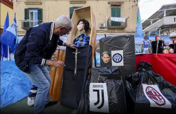 Macabru: după ce au sărbătorit titlul, fanii lui Napoli și-au "înmormântat" rivalii! » Cum a fost umilit Simone Inzaghi