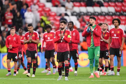 Bruno Fernandes alături de colegii săi, după finala Europa League pierdută în fața lui Tottenham // FOTO: Getty Images