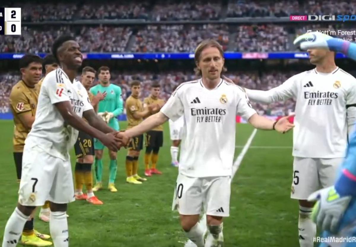 Copleșitor! S-au oprit în timpul meciului și au format garda de onoare pentru Luka Modric. Croatul, în lacrimi la ultimul lui meci pe „Bernabeu”