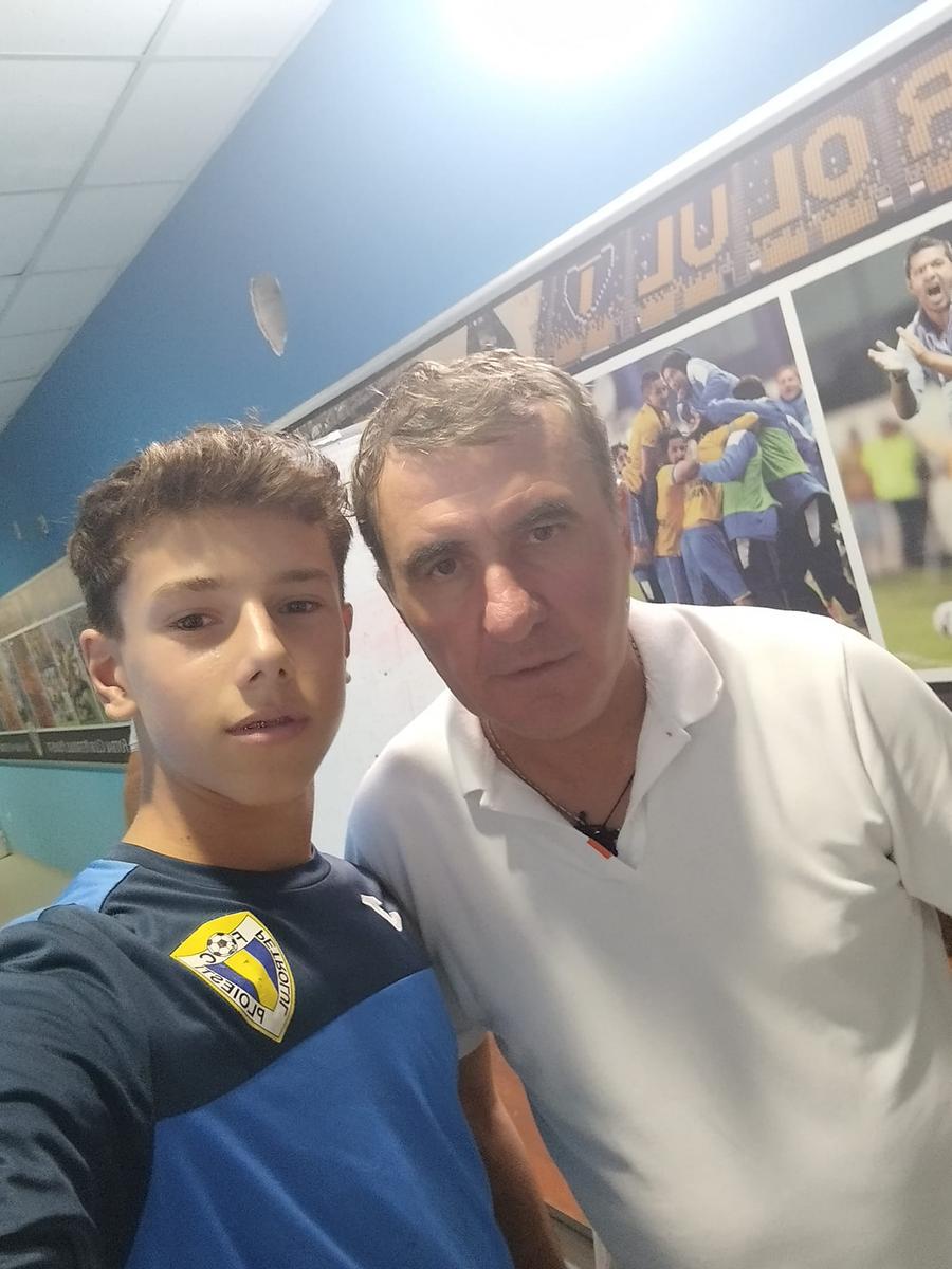 Rareș Manolache și Hagi pe culoarul de la vestiarele Petrolului. Foto: facebook/raresmanolache Betis Sevilla, atac la noua perlă a României: „L-au văzut la lotul național, au trimis ofertă” » FCSB, Craiova și Farul au intrat și ele în cursă