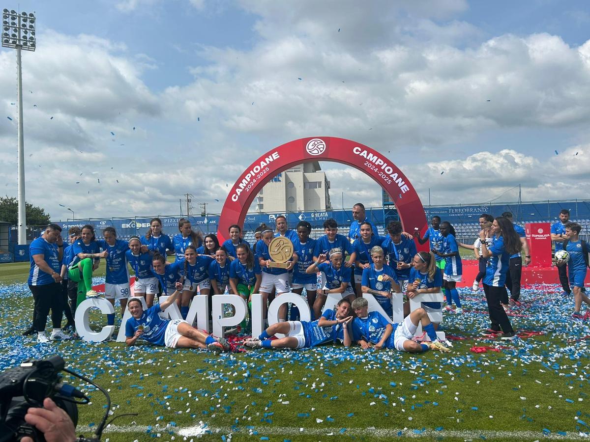 Farul a primit trofeul de campioană! Imagini superbe de la Ovidiu: copiii au invadat terenul