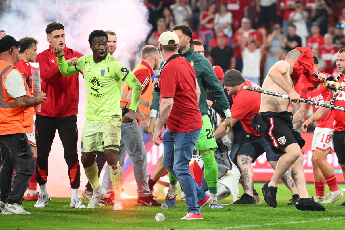 Haos total la derby » Ultrașii au capturat un steag al rivalilor și a ieșit o bătaie ca-n filme la care au participat și jucătorii ambelor echipe!