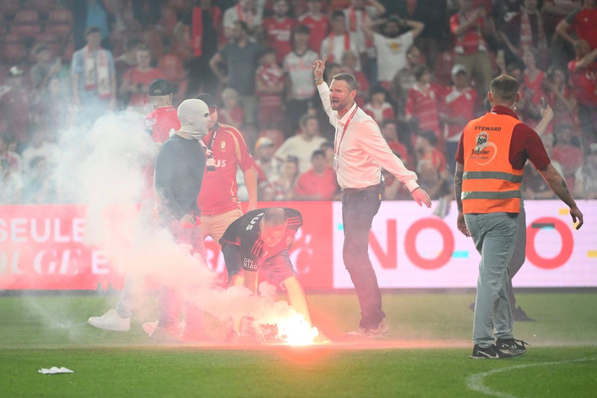 Haos total la derby » Ultrașii au capturat un steag al rivalilor și a ieșit o bătaie ca-n filme la care au participat și jucătorii ambelor echipe!
