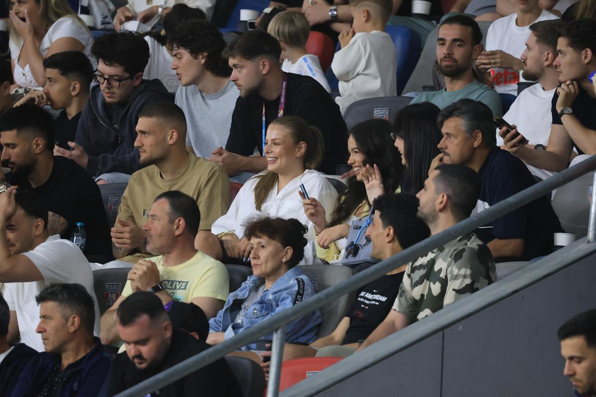 Cum au fost surprinși Daniel Bîrligea și Antonia Salanță în FCSB - FC Botoșani