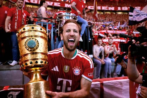Harry Kane prezintă Cupa Germaniei, cel mai proaspăt trofeu câștigat / Foto: Imago