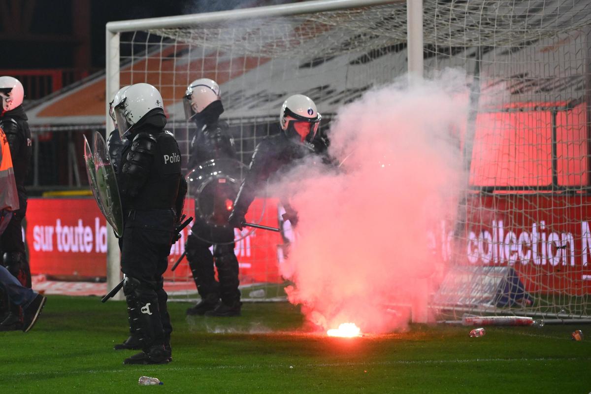 Încăierare generală în Belgia, Standard Liege - Charleroi