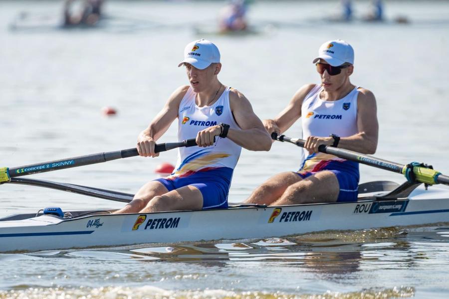 Dumitru Pascari și Radu Enescu, dublu rame, CE de juniori 2026 Foto: FR Canotaj/Balint Czucz Șase medalii, dintre care două de aur, pentru canotorii români la Campionatele Europene de juniori