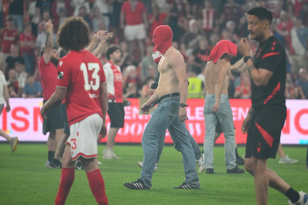 Haos total la derby » Ultrașii au capturat un steag al rivalilor și a ieșit o bătaie ca-n filme la care au participat și jucătorii ambelor echipe!