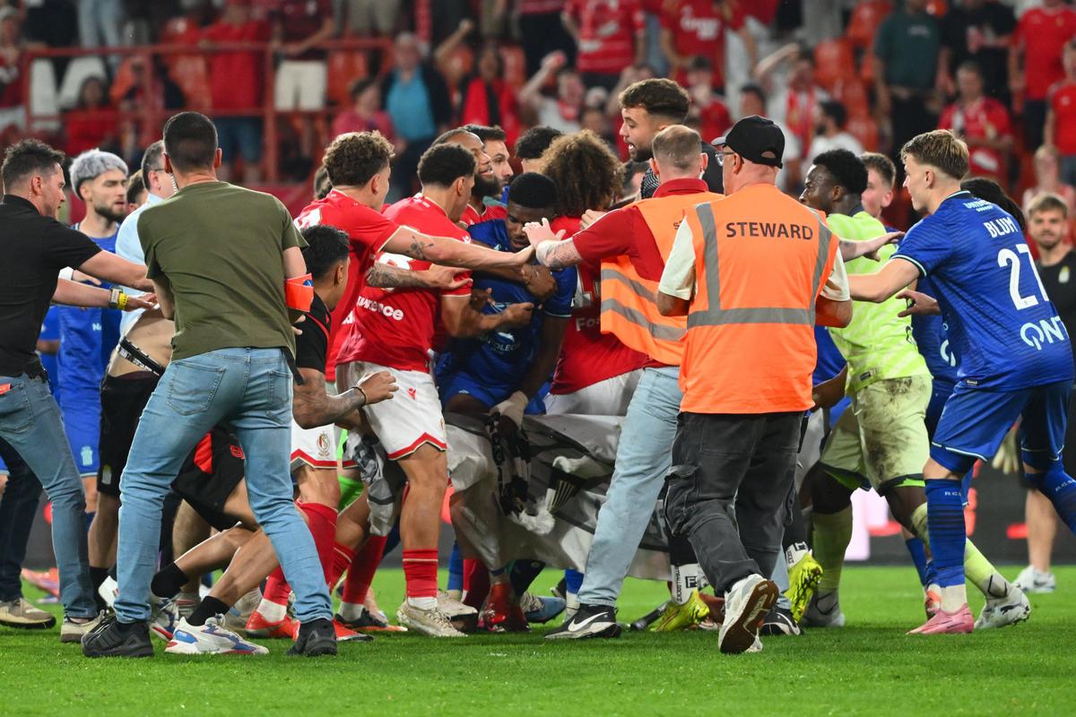 Haos total la derby » Ultrașii au capturat un steag al rivalilor și a ieșit o bătaie ca-n filme la care au participat și jucătorii ambelor echipe!