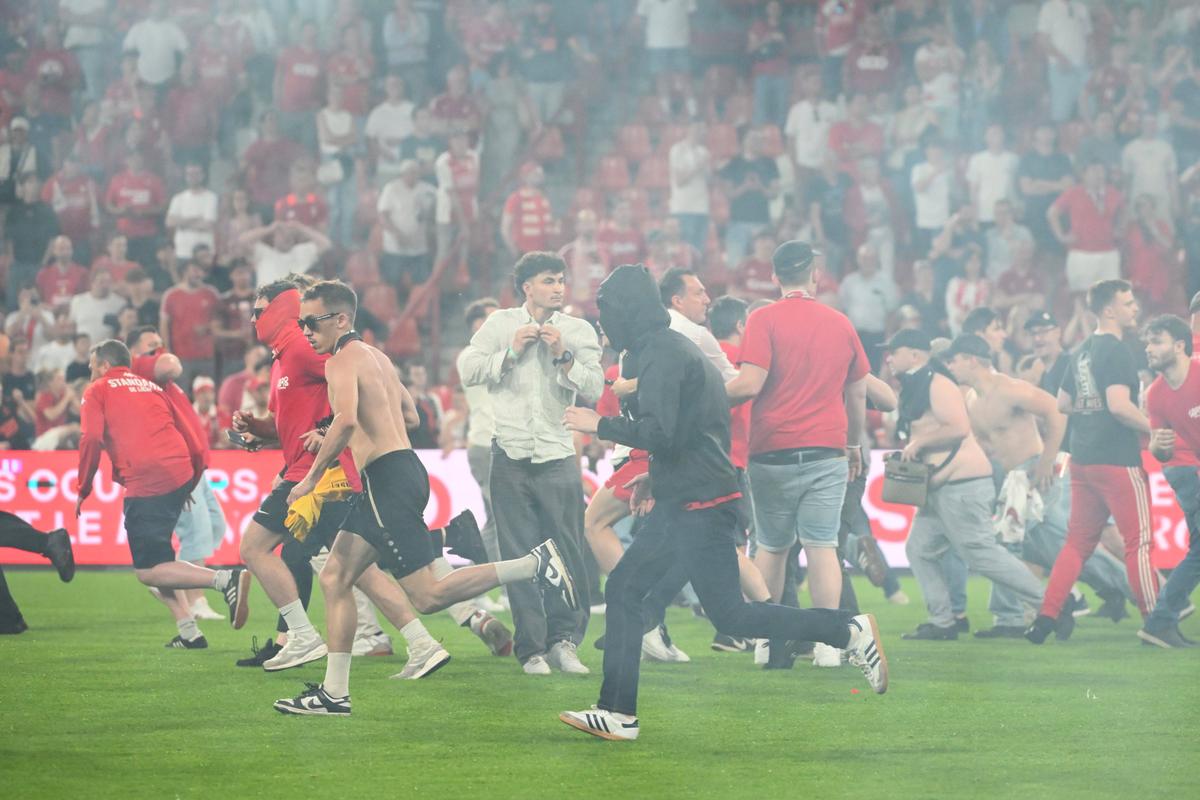 Încăierare generală în Belgia, Standard Liege - Charleroi