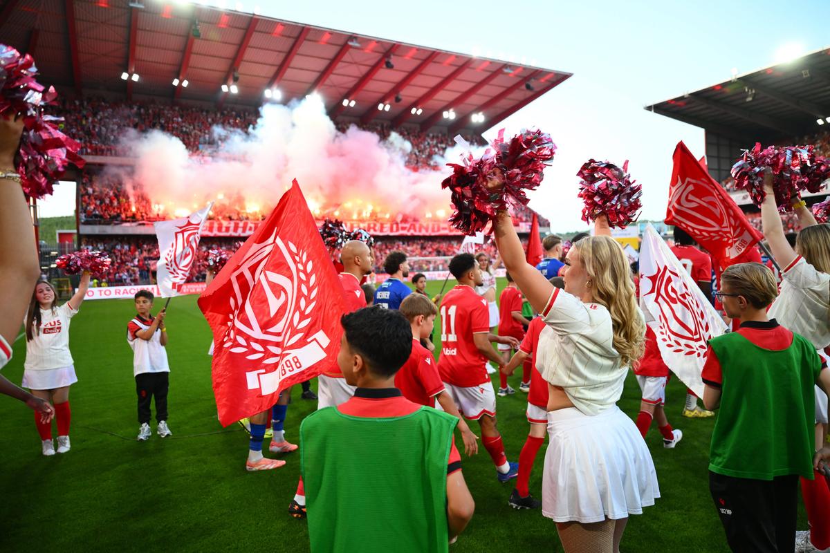 Încăierare generală în Belgia, Standard Liege - Charleroi