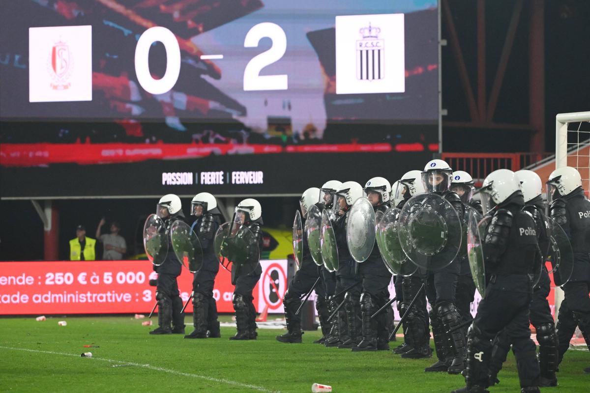 Încăierare generală în Belgia, Standard Liege - Charleroi