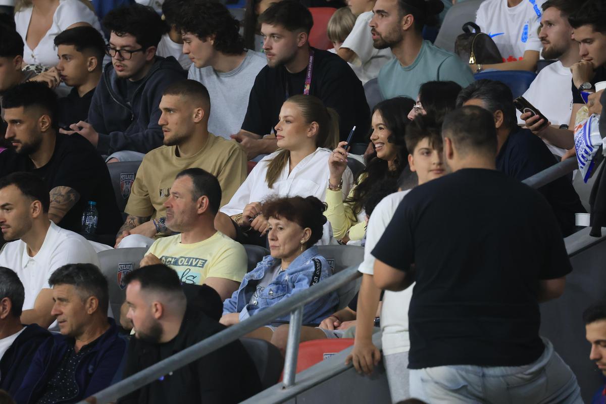 Cum au fost surprinși Bîrligea și Antonia în timp ce FCSB se chinuia cu Botoșani