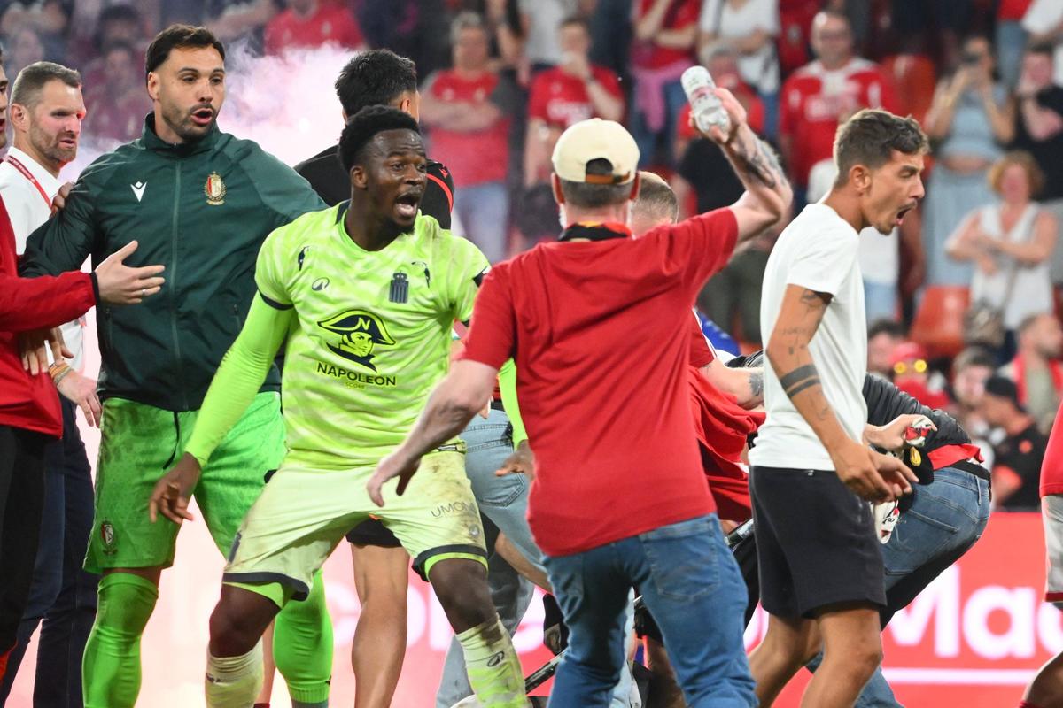 Haos total la derby » Ultrașii au capturat un steag al rivalilor și a ieșit o bătaie ca-n filme la care au participat și jucătorii ambelor echipe!