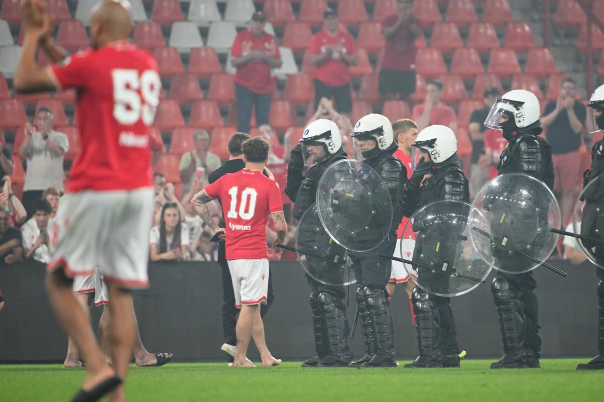 Haos total la derby » Ultrașii au capturat un steag al rivalilor și a ieșit o bătaie ca-n filme la care au participat și jucătorii ambelor echipe!