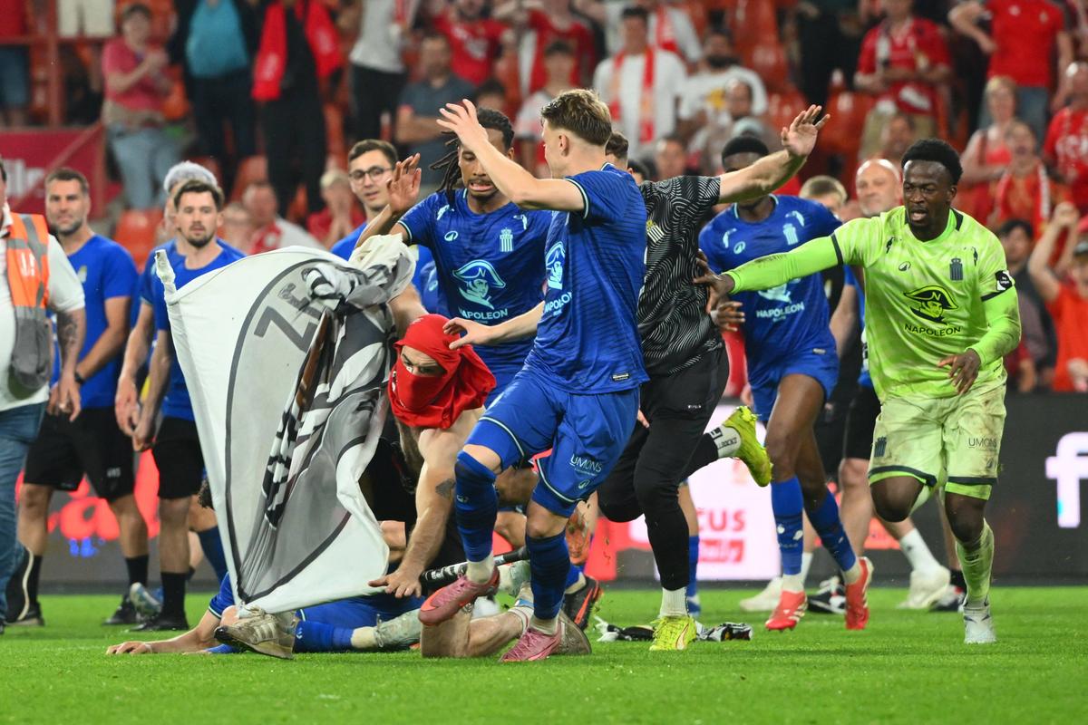 Încăierare generală în Belgia, Standard Liege - Charleroi