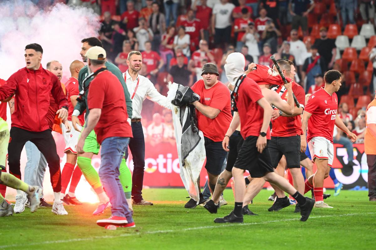 Încăierare generală în Belgia, Standard Liege - Charleroi