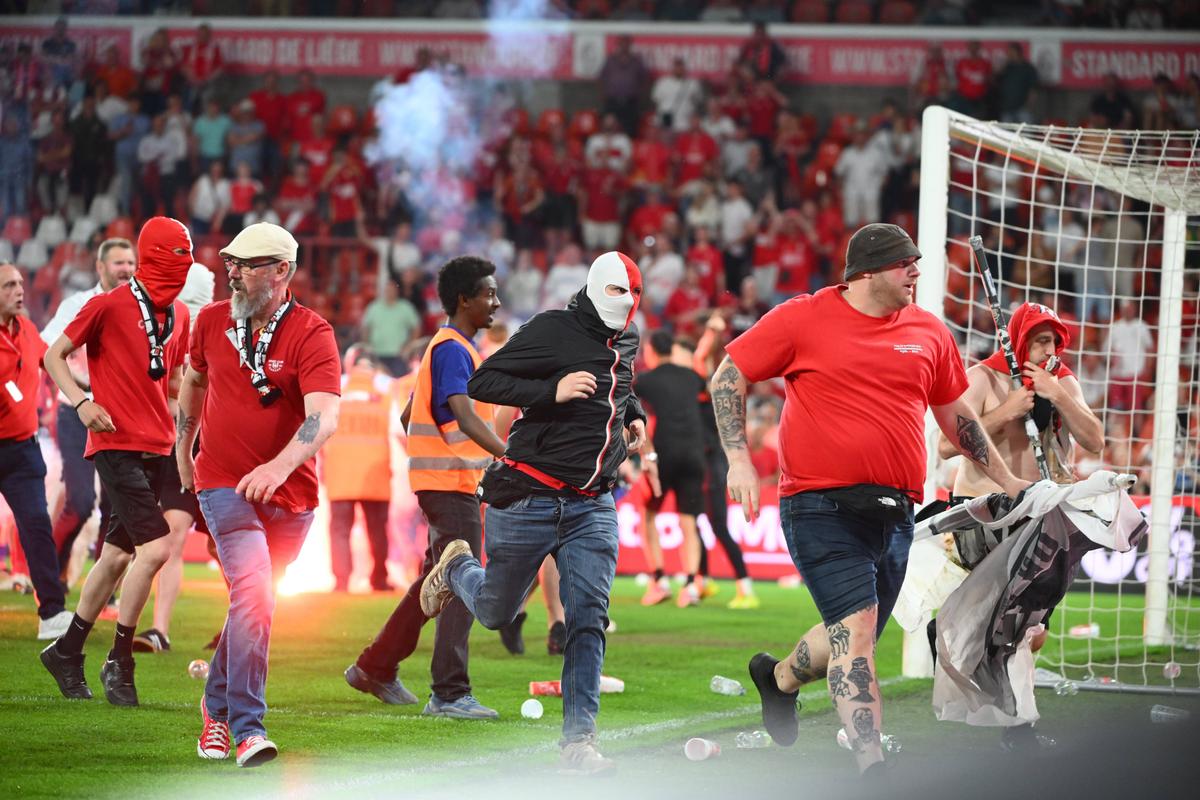 Haos total la derby » Ultrașii au capturat un steag al rivalilor și a ieșit o bătaie ca-n filme la care au participat și jucătorii ambelor echipe!