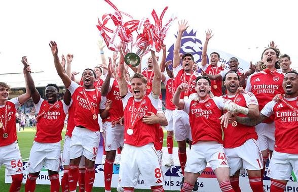 Momentul așteptat de 22 de ani » Trofeul Premier League, în mâinile jucătorilor lui Arsenal!