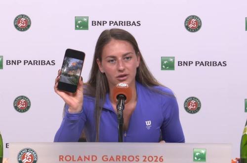 Marta Kostyuk a arătat o fotografie cu o clădire în flăcări, la doar 100 de metri de casa familiei sale / sursă foto: X