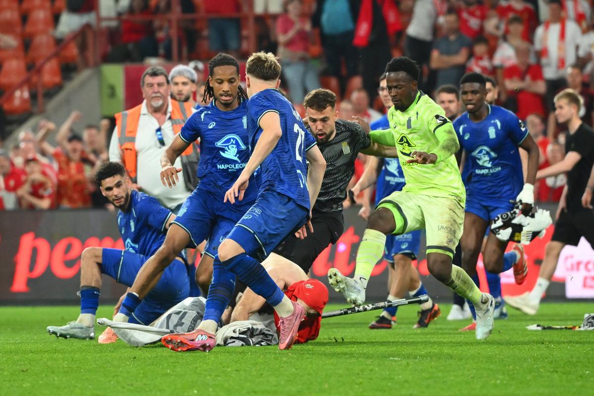 Haos total la derby » Ultrașii au capturat un steag al rivalilor și a ieșit o bătaie ca-n filme la care au participat și jucătorii ambelor echipe!