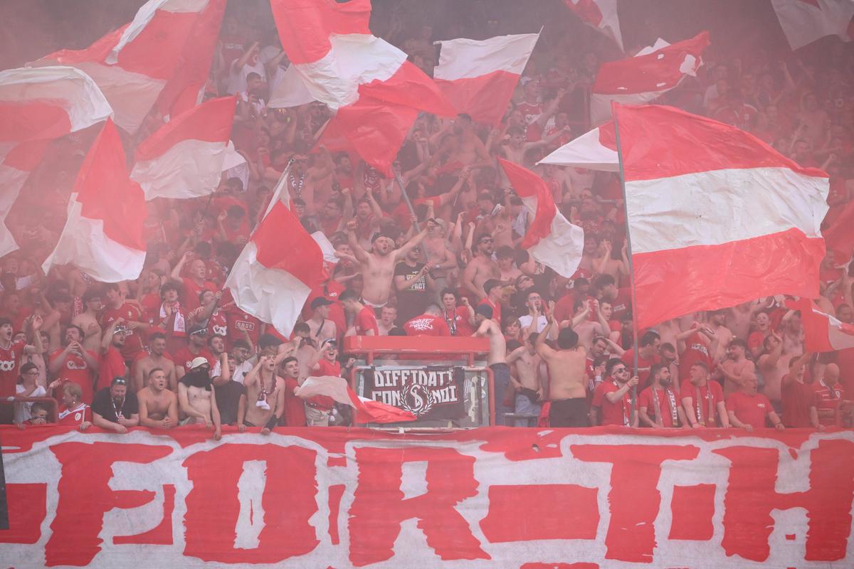 Încăierare generală în Belgia, Standard Liege - Charleroi