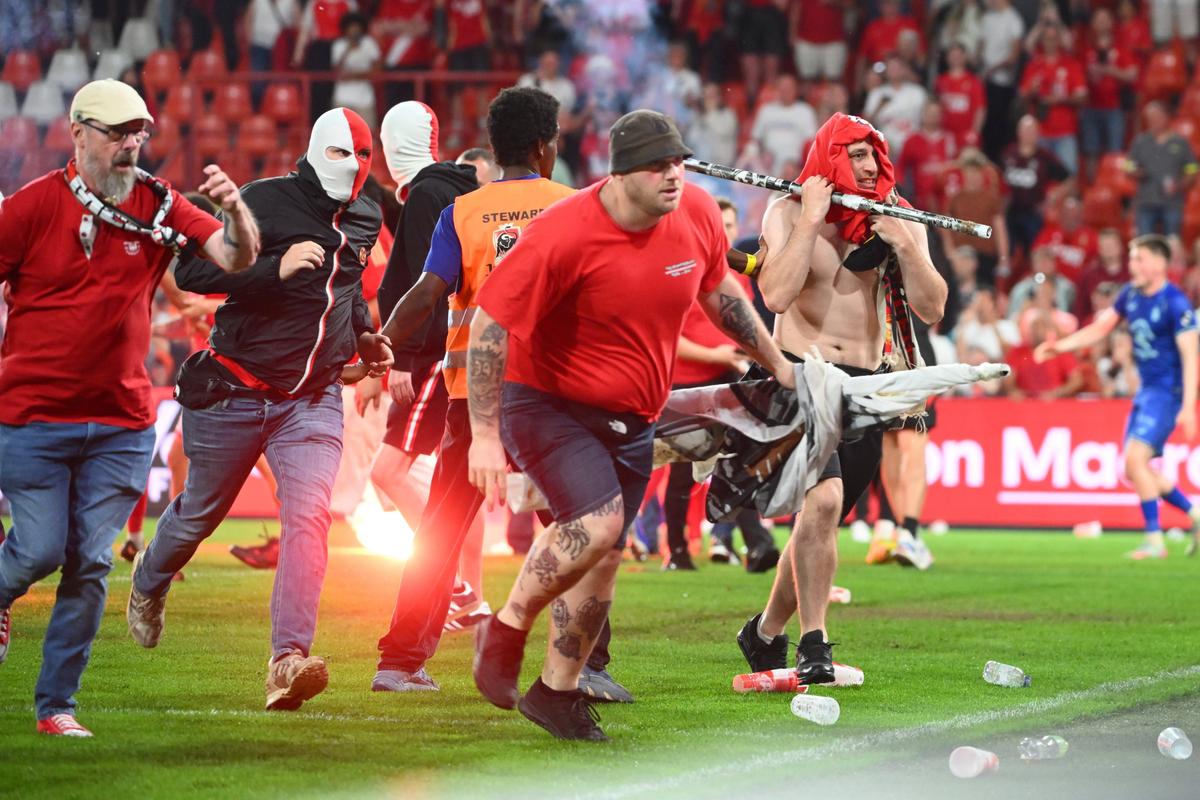 Haos total la derby » Ultrașii au capturat un steag al rivalilor și a ieșit o bătaie ca-n filme la care au participat și jucătorii ambelor echipe!