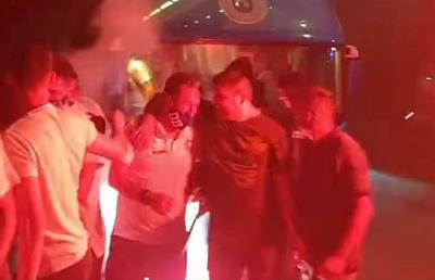 VIDEO Craiova s-a sabotat singură! LPF s-a autosesizat după ce jucătorii au coborât să petreacă alături de fani! Vezi imaginile incriminate