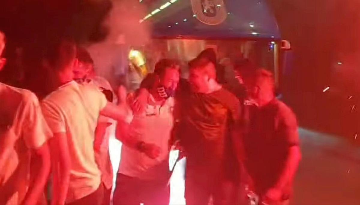 FOTO Craiova se revoltă după apariția imaginilor cu jucătorii printre fani: „Așteptăm o amendă precum cea pe care au primit-o cei care au plecat la sparanghel”