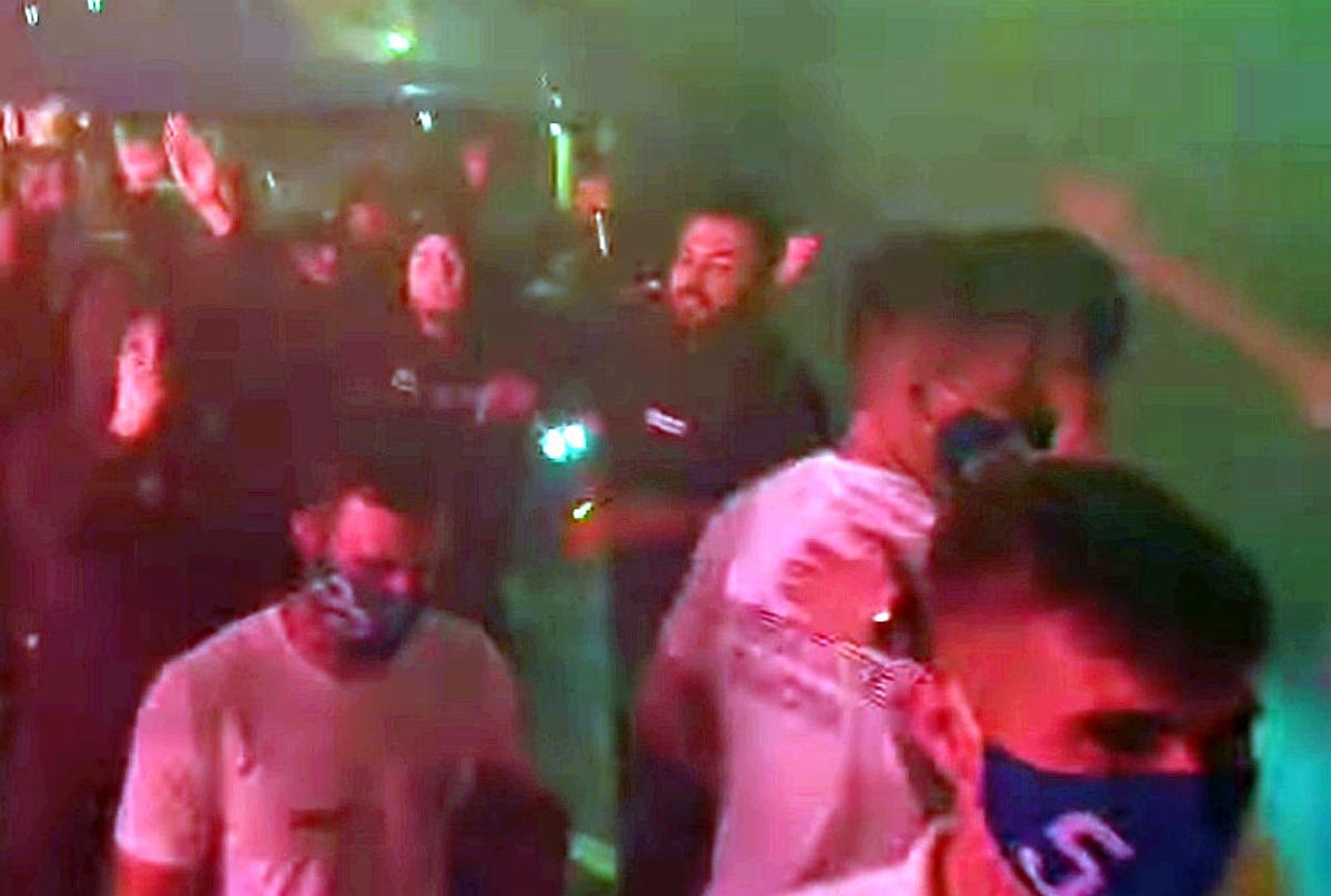 FOTO Craiova se revoltă după apariția imaginilor cu jucătorii printre fani: „Așteptăm o amendă precum cea pe care au primit-o cei care au plecat la sparanghel”