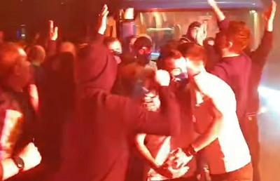 FOTO Craiova se revoltă după apariția imaginilor cu jucătorii printre fani: „Așteptăm o amendă precum cea pe care au primit-o cei care au plecat la sparanghel”