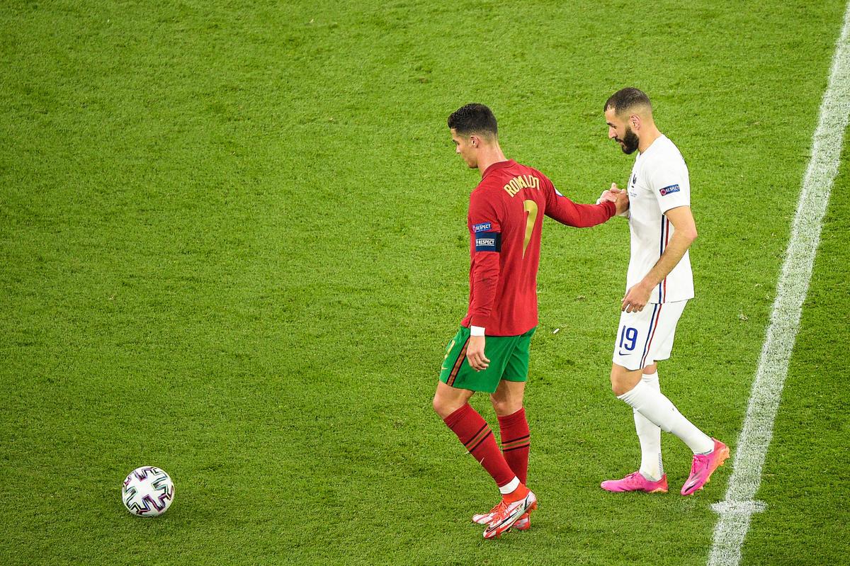Cristiano Ronaldo, dezbrăcat de vedetele Franței! Cine a obținut tricoul portughezului