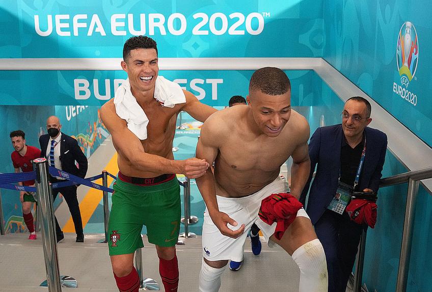 Cristiano Ronaldo și Mbappe au schimbat tricourile după meci // FOTO: twitter.com/EURO2020