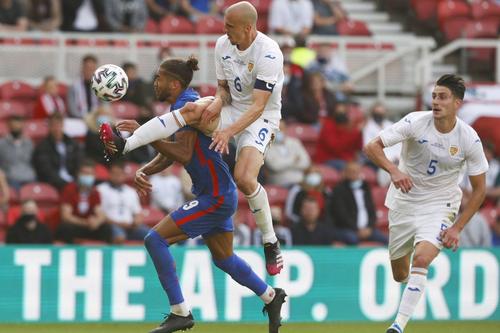 Vlad Chiricheș a comis un penalty în ultimul meci al României, 0-1 cu Anglia // foto: Imago