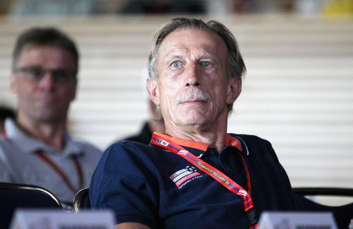 Antrenorul german Christoph Daum (67 de ani) a căzut la mijloc în atacul lansat de Anghel Iordănescu (71) împotriva lui Mircea Lucescu (75)