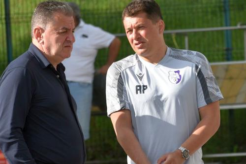 Andrei Prepeliță, într-o discuție cu primarul Gentea / Sursă foto: Gabriela Neacșu@ Facebook Fotbal Club Argeș Pitești