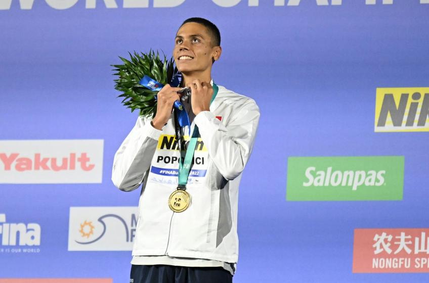 Președintele Klaus Iohannis a decis să îl decoreze pe David Popovici (17 ani), dublul campion mondial la natație, cu cea mai înaltă distincție a statului român, Ordinul Național „Steaua României” în grad de Cavaler.