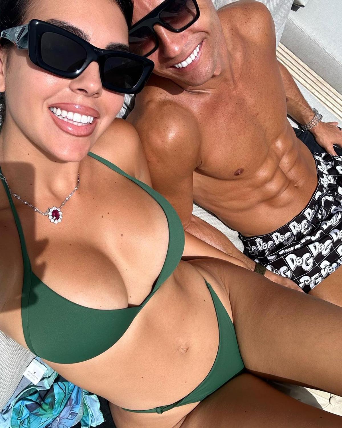 Iubita lui Cristiano Ronaldo, sexy pe iaht, în vacanța în Sardinia! Fanii i-au atras atenția: „Nu îți e rușine?”