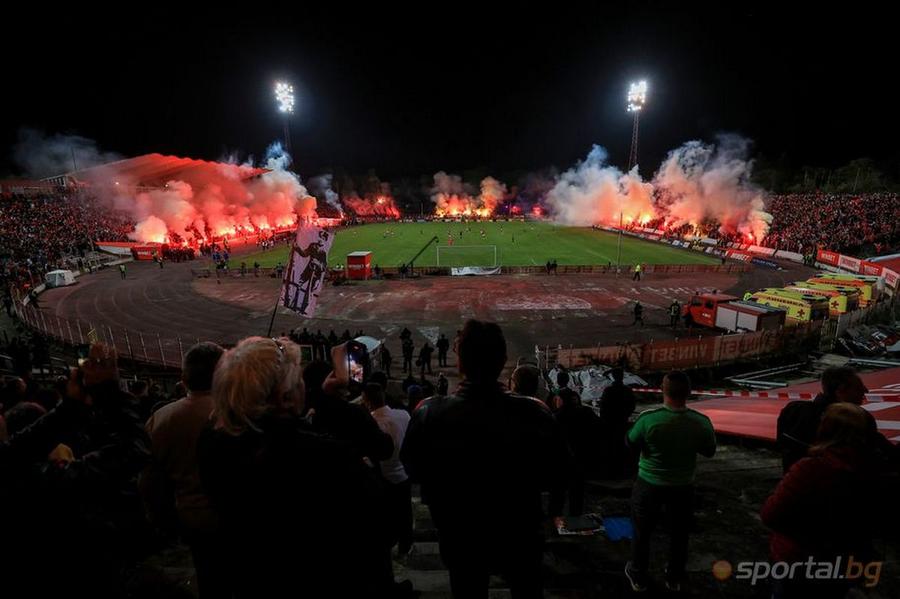 Stadionul lui CSKA-Sofia, plin la un derby recent, disputat în această primăvară. Foto: Sportal.bg Cum s-a rupt Steaua Bulgariei în două echipe acum rivale » O luptă dramatică pentru putere, bani și identitate la CSKA Sofia: lanț uman de ultrași, oraș sub „lacăt”, amenințări